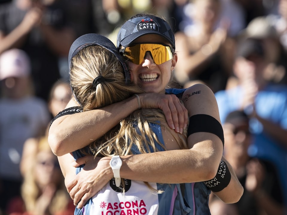 Tanja Hueberli, rechts, und Nina Brunner, links,