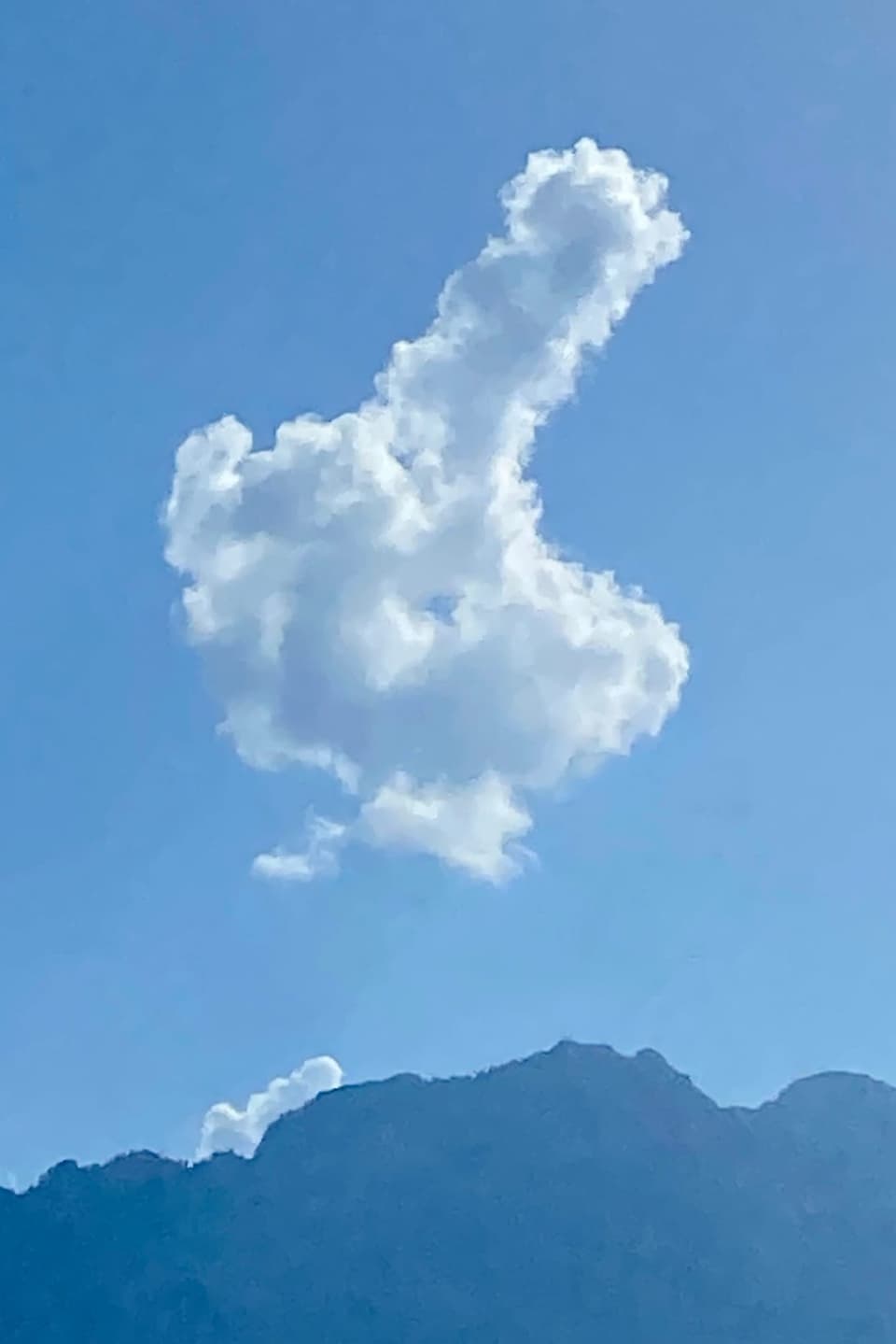 Wolke in Form eines Mittelfingers