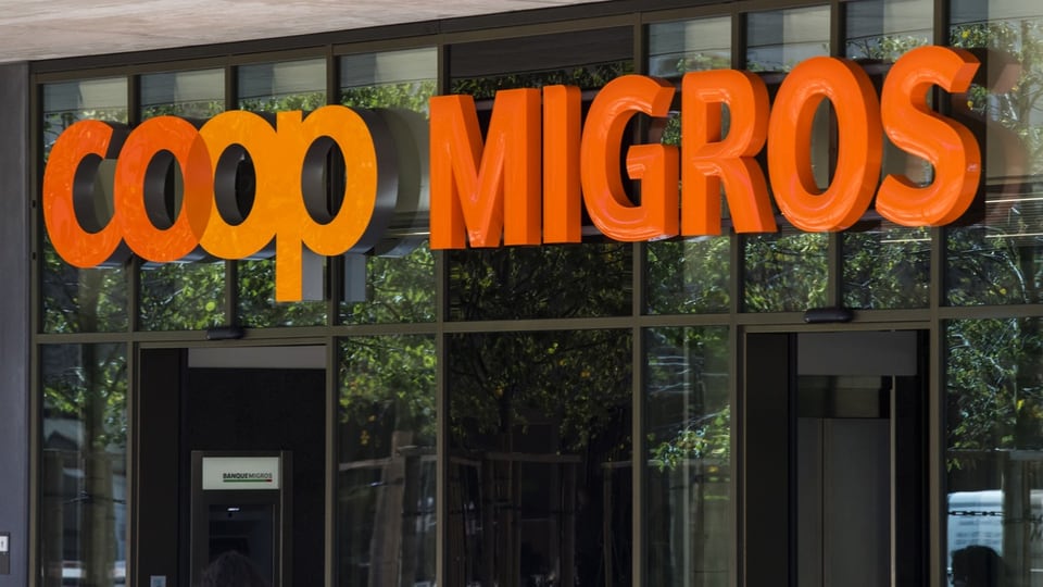 Logos von Coop und Migros nebeneinander