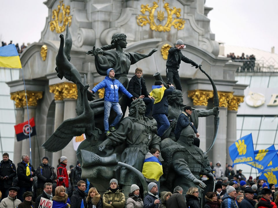 Menschen besetzen Statue