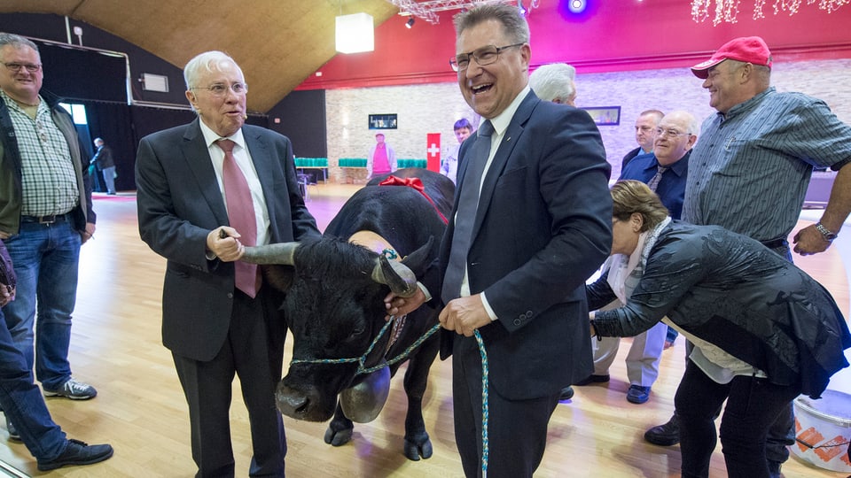 Christoph Blocher übergibt Toni Brunner eine Ehringerkuh.