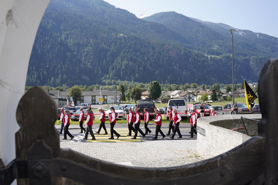 Der Festumzug am Bezirksgesangsfest in Müstair.