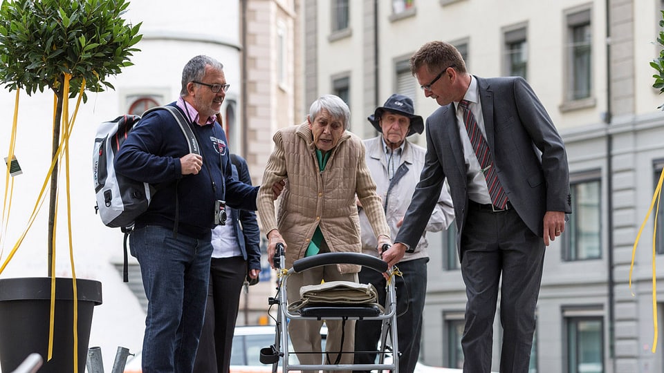 Ruth Roduner (Mitte) und ihr Sohn (links) sowie Hanspeter Krüsi, Chef Kommunikation Kapo St. Gallen