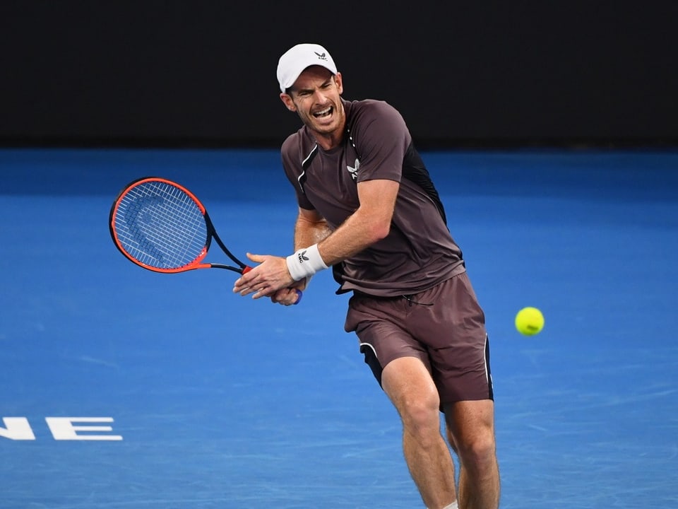 Der fünffache Melbourne-Finalist Andy Murray schlägt eine Vorhand.