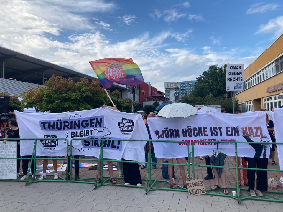 Protestbanner und Schilder bei einer Demonstration.