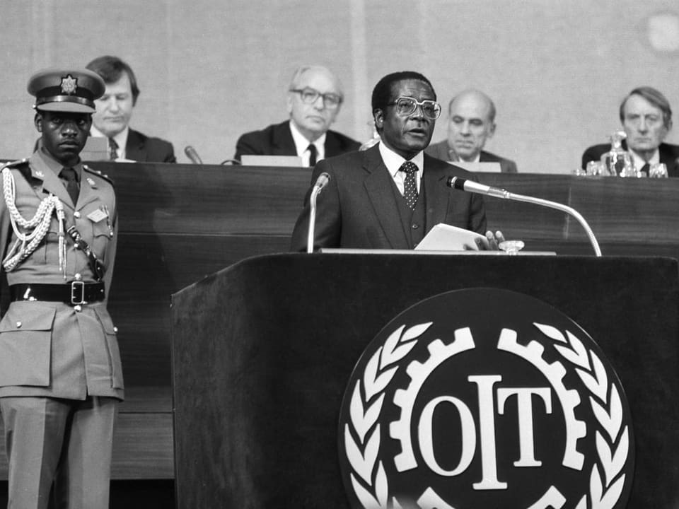 Mugabe spricht an Redenrpult.