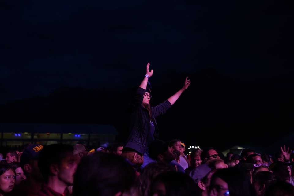 Das Publikum vor der Bühne am Open Air Lumnezia.