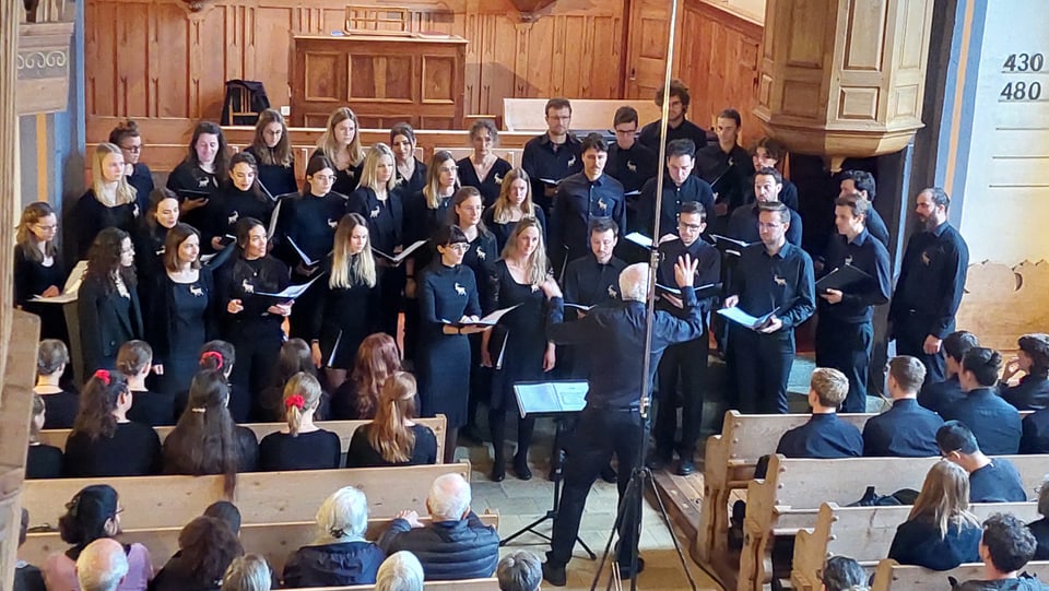 Bündner Jugendchor steht bereit in der Kirche Schiers