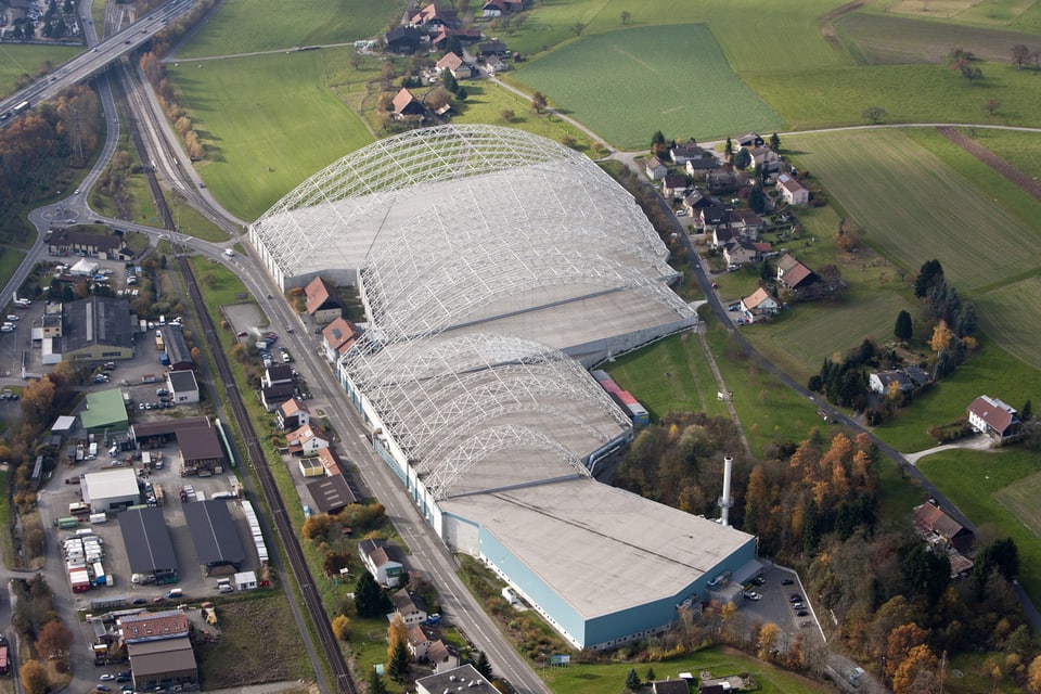 Eine Luftaufnahme der grossen Halle über der Sondermülldeponie in Kölliken.