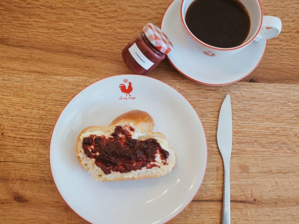 Schlehenkonfitüre mit ein wenig Zimt schmeckt wunderbar auf einem Stück Zopf am Morgen.