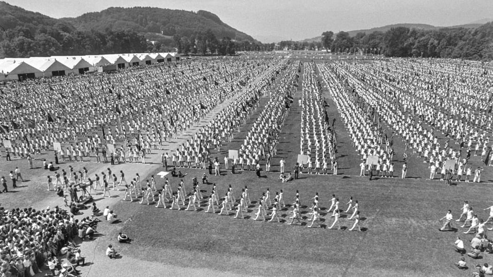 Aufmarsch der 12'000 Turner zum Abschluss des letzten Eidgenoessischen Turnfests in Aarau, am 25. Juni 1972.