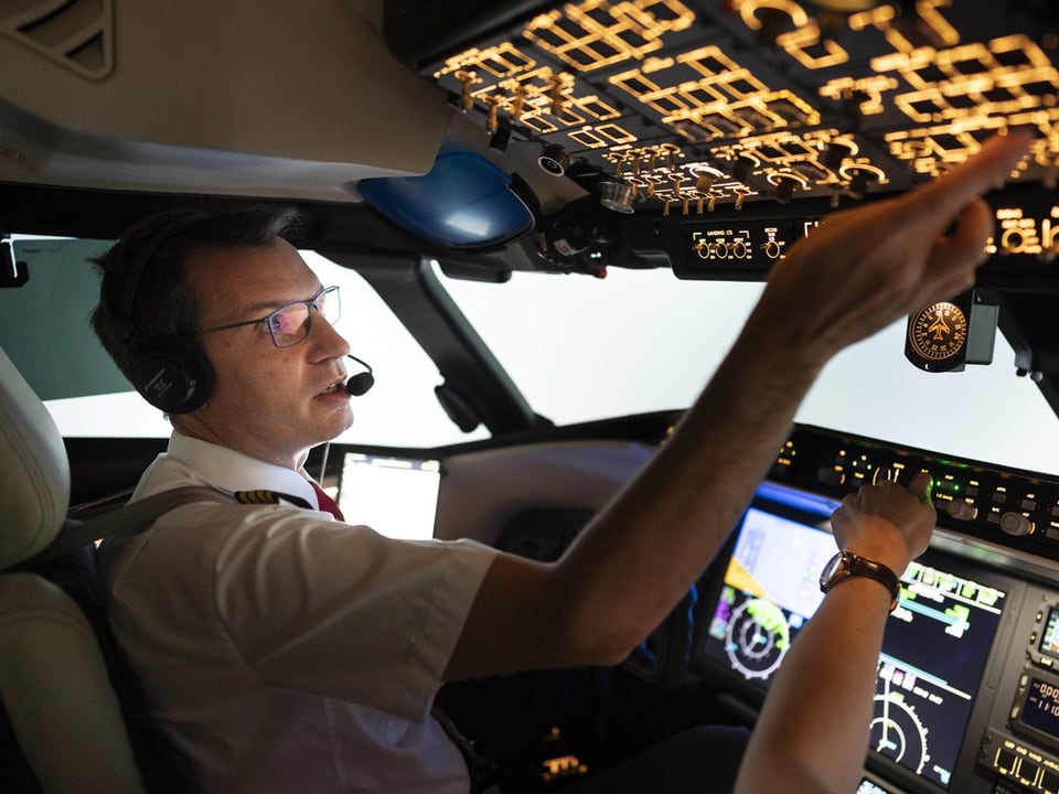 Pilot steuert ein Flugzeug im Cockpit.