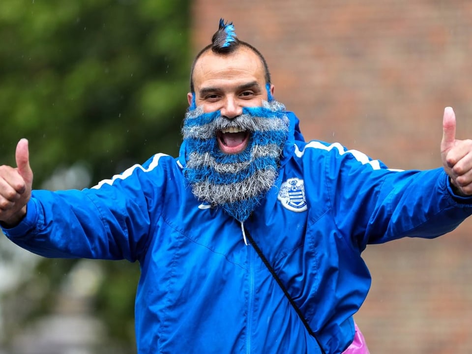 QPR-Fan mit üppigem Bart in den Klubfarben weiss und blaud