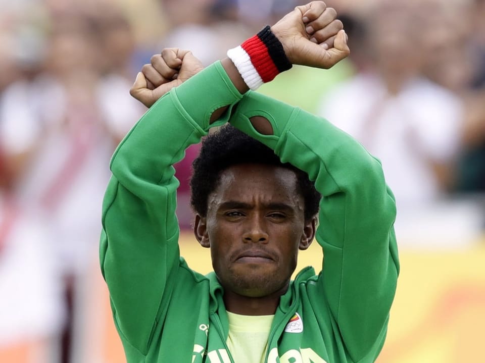 Feyisa Lilesa aus Äthiopien kreuzt bei der Siegerehrung seine Arme um auf die tödlichen Proteste in Oromia hinzuweisen