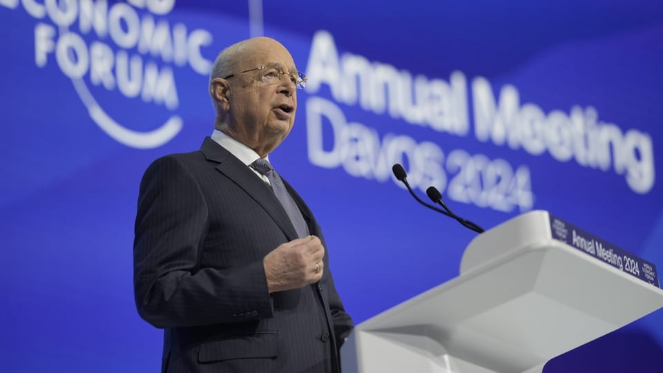 Person hält eine Rede beim Jahrestreffen in Davos 2024.