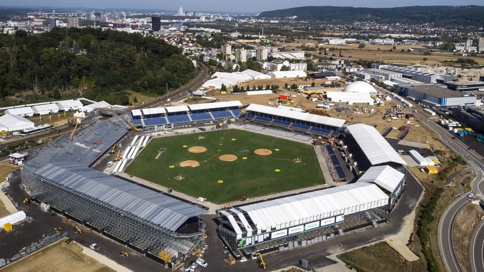 Gelände von oben, mit Arena.