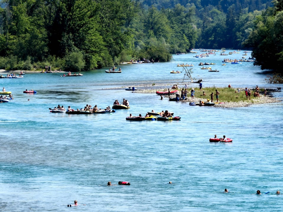 viele Schlauchboote auf einem Fluss