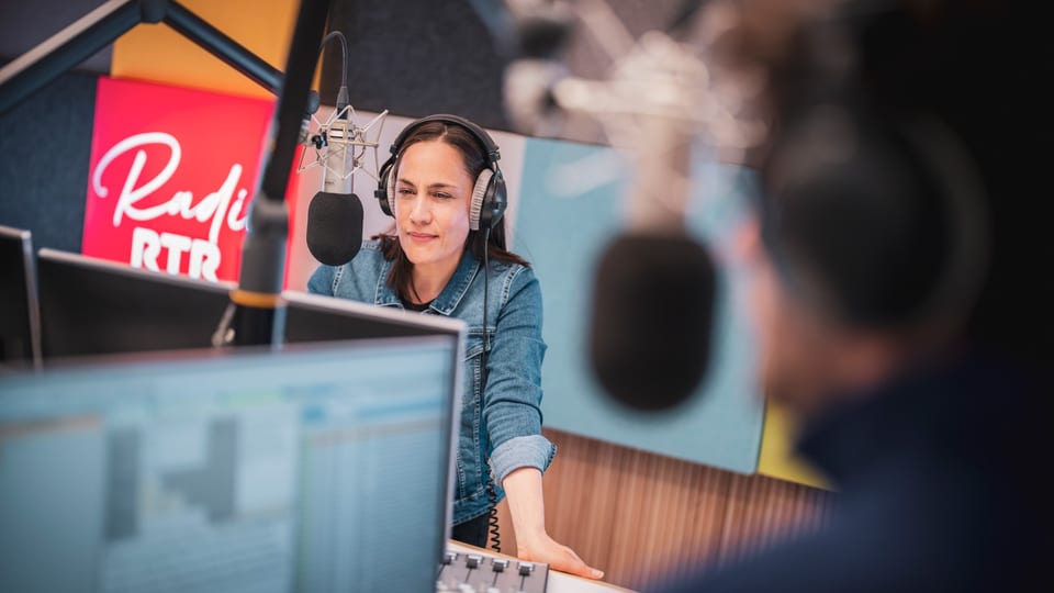 Im Studio von Radio RTR mit den Moderatoren: Ladina Schena, Giancarlo Candinas und Corina Schmed 