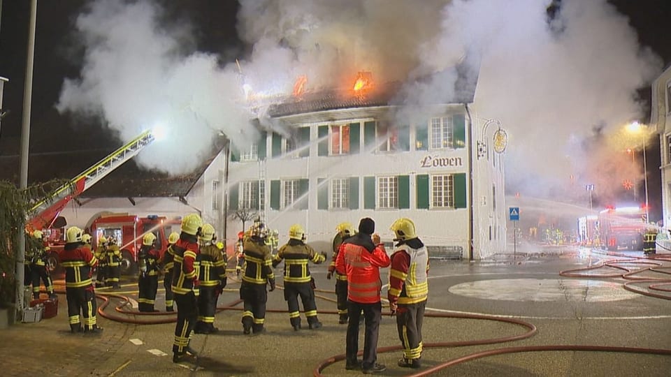 Aus dem Dach des früheren Restaurants sind Flammen zu sehen. Um das ganze Gebäude steigt weisser Rauch auf.