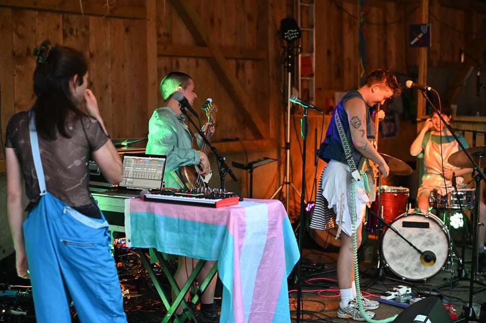 Band performt live in einer Holzhütte am Buatsch Festival.