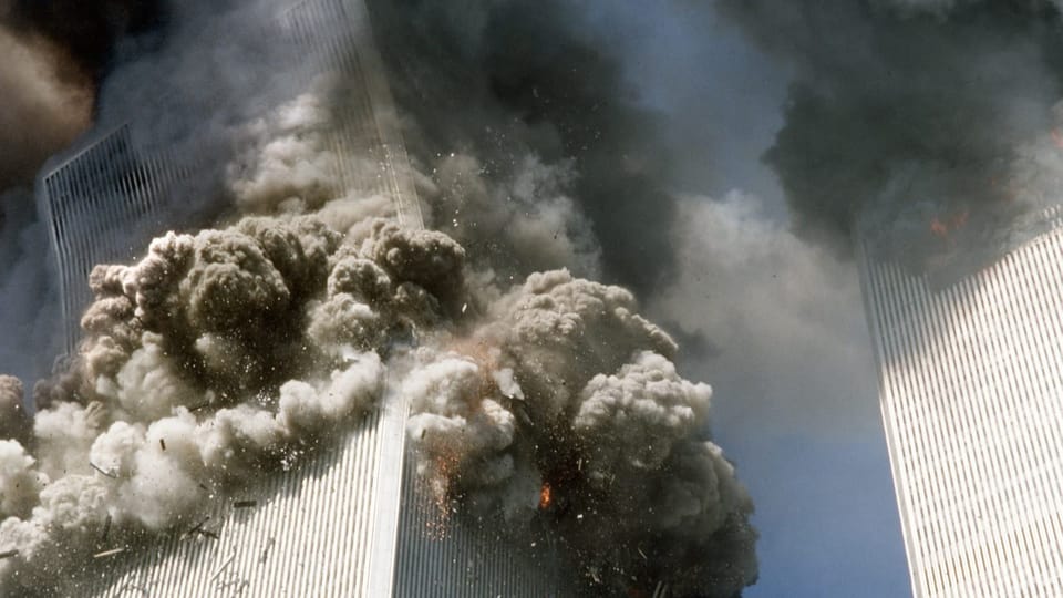Der Südturm des World Trade Centers stürzt ein