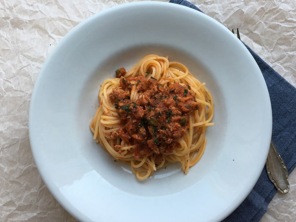 Teller Spaghetti mit Tomatensauce.