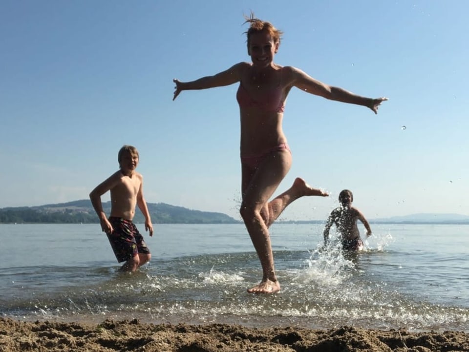 Sandra Boner und beide Kinder im Murtensee am Baden.