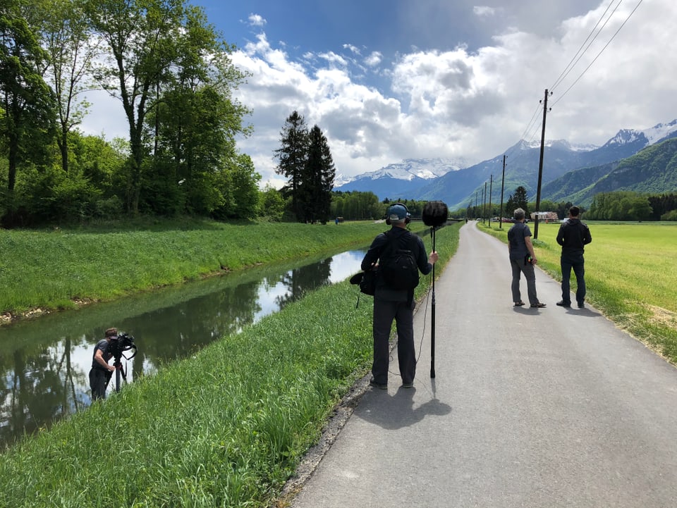 Kameracrew steht auf der Strasse.