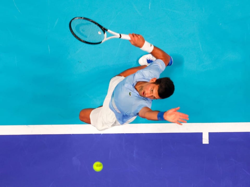 Novak Djokovic spielt einen Ball.