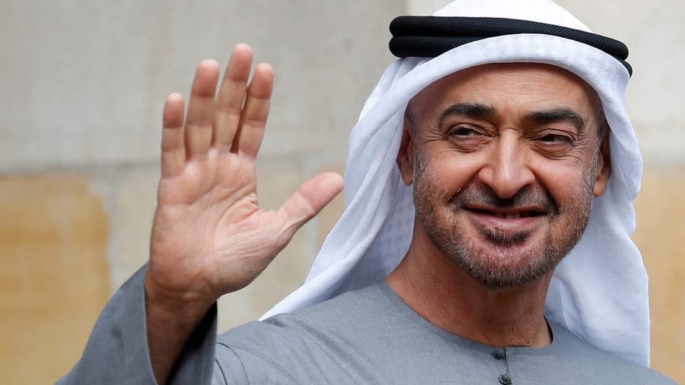 Der  Präsident der Vereinigten Arabischen Emirate winkt.