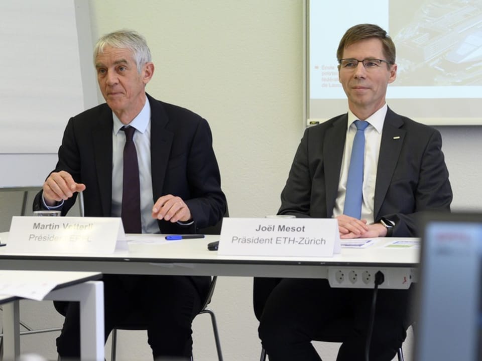 Martin Vetterli und Joël Mesot an einer gemeinsamen Medienkonferenz in Bern im Jahr 2019. 
