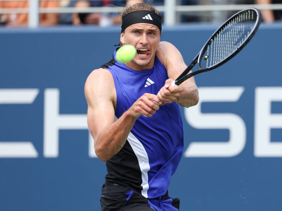 Tennisspieler schlägt den Ball auf.