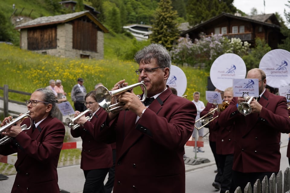 Eine Musikgesellschaft während dem Marschwettbewerb am Musikbezirksfest in Vals.