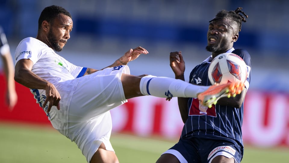 Lausanne-Spieler Kablan kickt den Ball vor einem Gegenspieler weg.