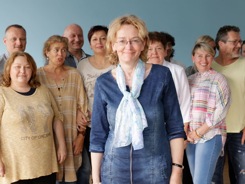 Eine Gruppe von Pfegerinnen und Pfleger steht beieinander.