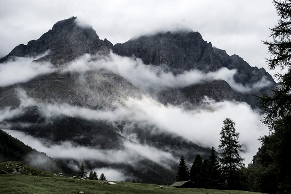 Der Blick auf den Piz Pisoc von S-charl aus zeigt die majestätische Erhabenheit des Berges in seiner vollen Pracht.