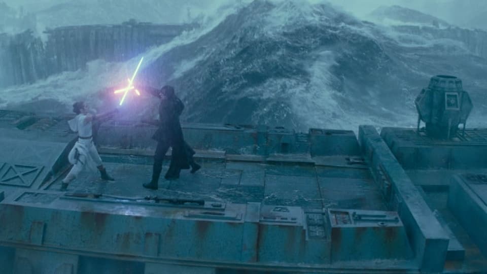 Rey und Kylo Ren duellieren sich im Sturm.