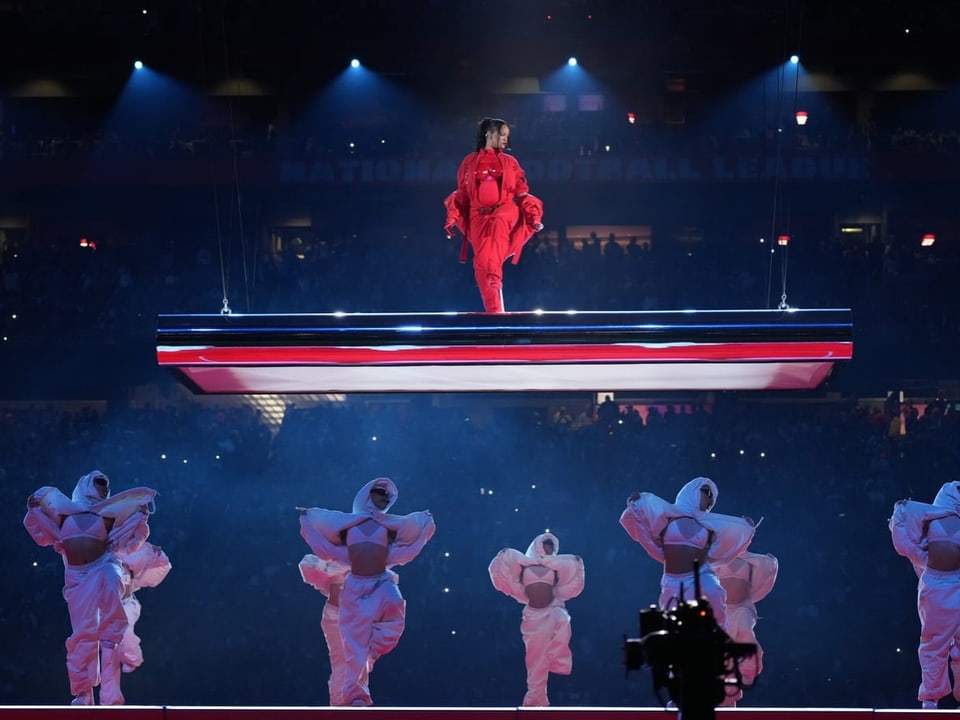Rihanna auf einer schwebenden Bühne während ihrem Super Bowl Auftritt.