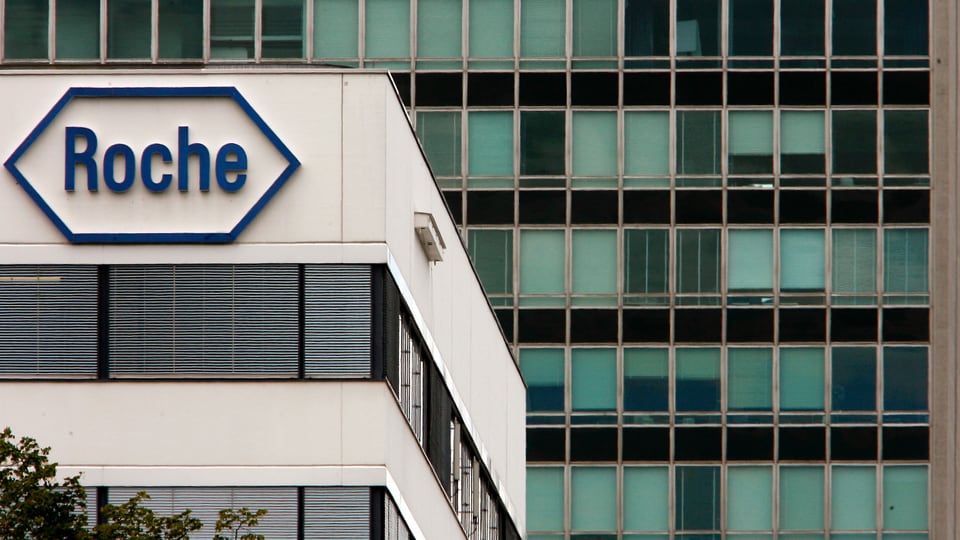 Das Hauptquartier vom Konzern in Basel mit dem Logo von Roche.