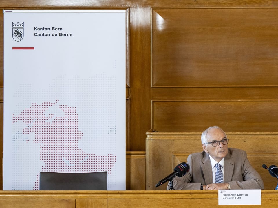 Pierre-Alain Schnegg an einer Medienkonferenz