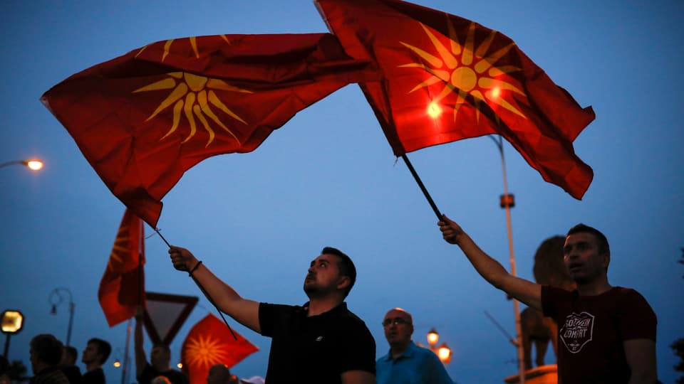 Männer mit der mazedonischen Flagge