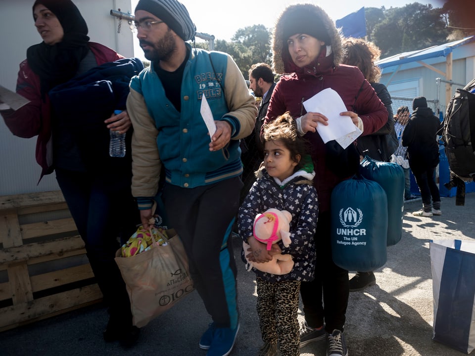 Eine Familie in einem Flüchtlingslager.