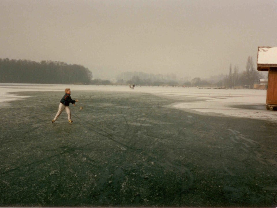 Schlittschuh laufendes Kind auf dem eisbedeckten See.