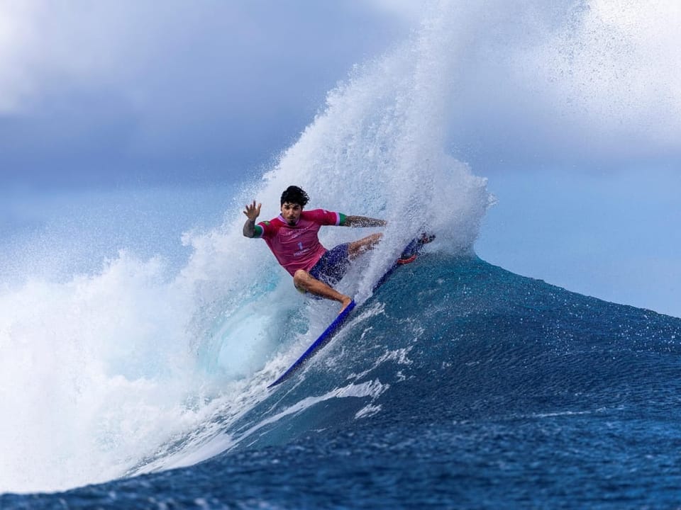 Gabriel Medina reitet auf einer Welle.