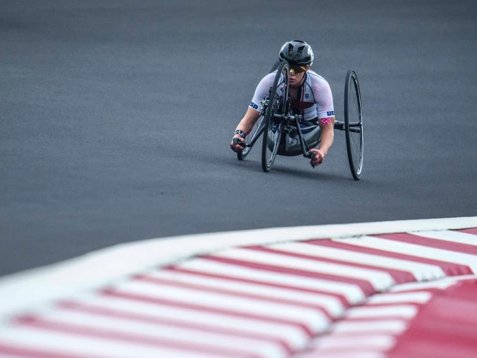 Sportler im Handbike-Rennen auf der Rennstrecke.