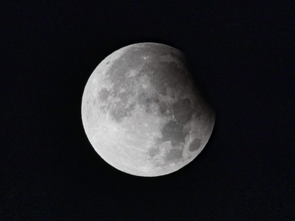 Die partielle Mondfinsternis 04:44 Uhr zum Zeitpunkt der grössten Abdeckung des Erdschattens.