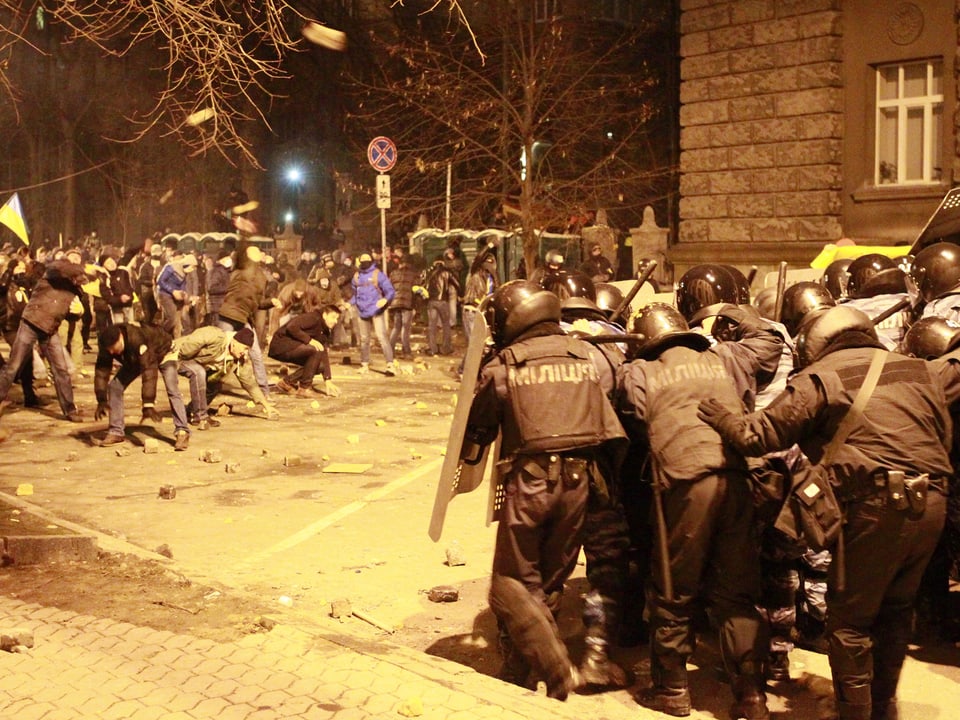 Demonstranten und Einsatzpolizisten.