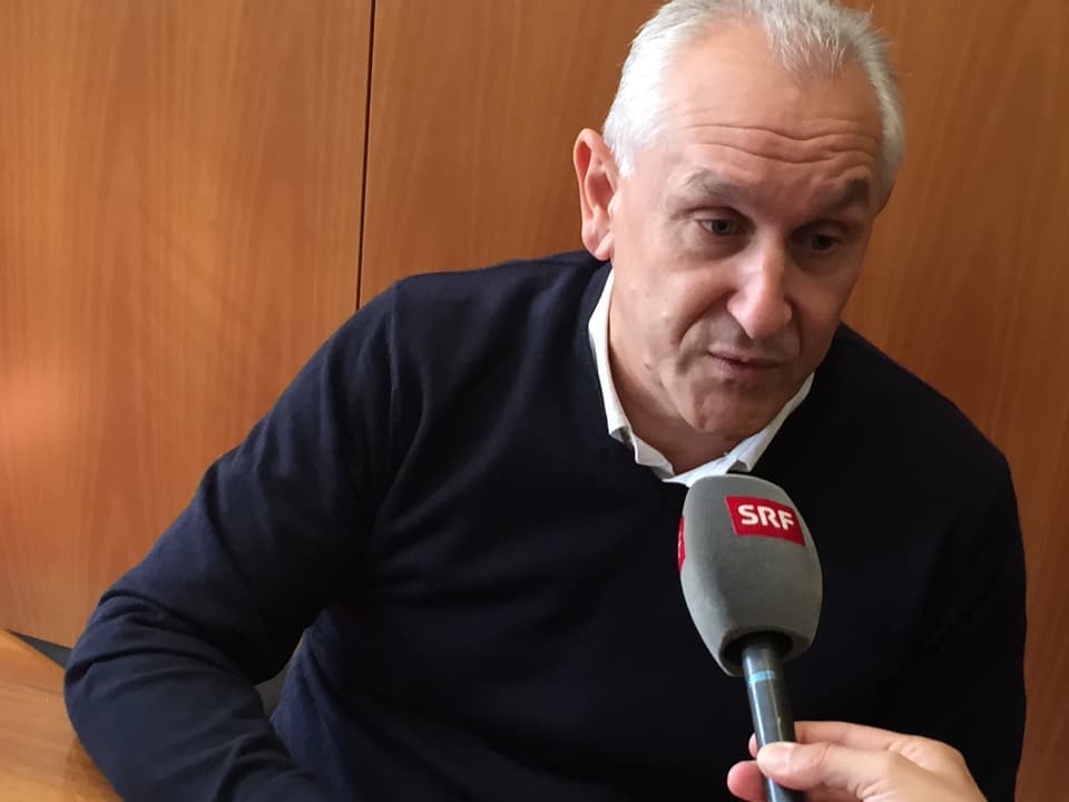 Bürgermeister Paolo Bordignon gibt SRF ein Interview.