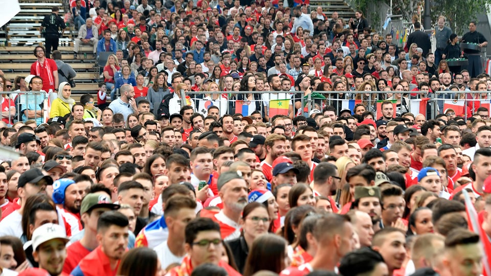 Zuschauer im Public Viewing.