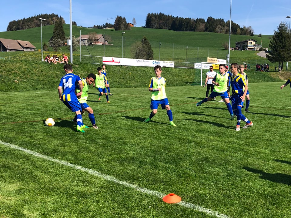 Jungs beim Einpassen auf dem Fussballplatz